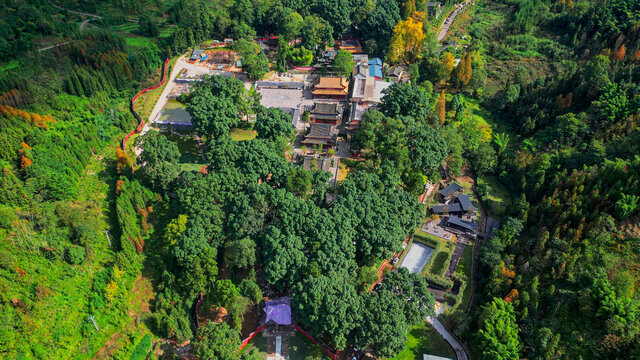 鸟瞰云峰寺院全景