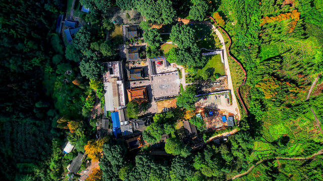 鸟瞰云峰寺院全景