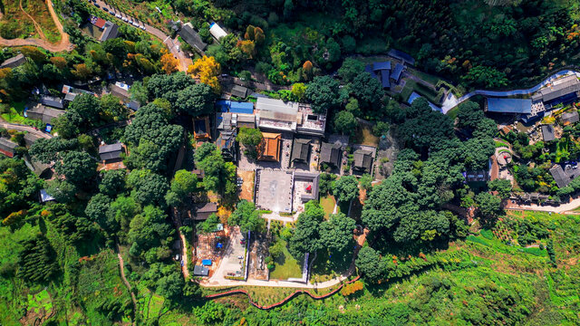 鸟瞰云峰寺院全景