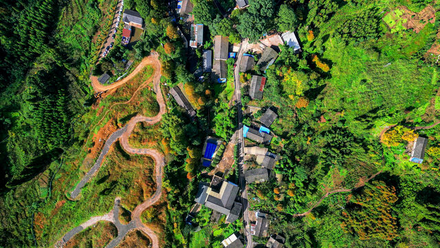 云峰山下的村庄道路