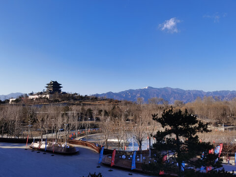 冬日晴空下的远山河流与树林