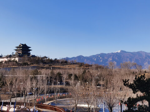 冬日晴空下的远山河流与树林