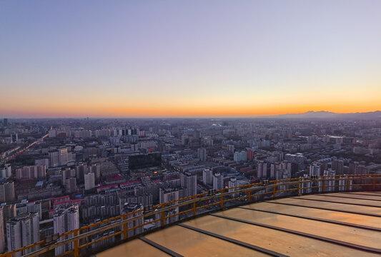 晚霞中的城市夜景