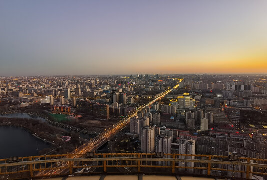 晚霞中的城市夜景