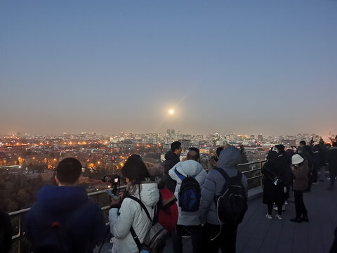 晚霞中的城市夜景