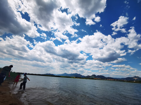 凉爽惬意的夏日湖泊与河流