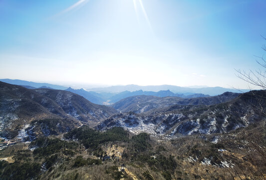 冬天山顶上的风景