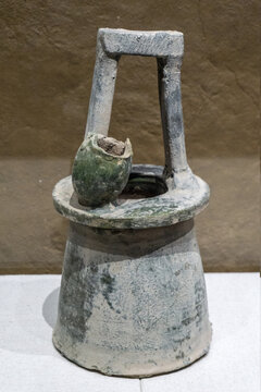 汉代绿釉灰陶井