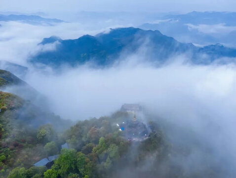 云雾缭绕的大山