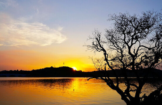 夕阳下的湖面