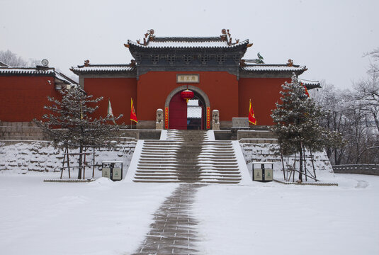 雪后的林里关王庙正门