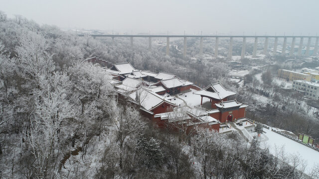 航拍雪后的林里关王庙