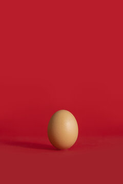 一个鸡蛋红色背景