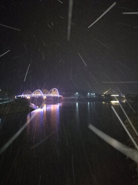 河岸风吹雪飘迎面来