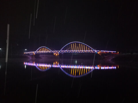 暮雪飘零中的双孔桥