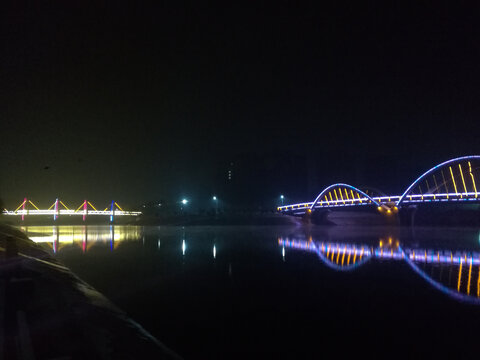 夜幕中的河心小岛双桥