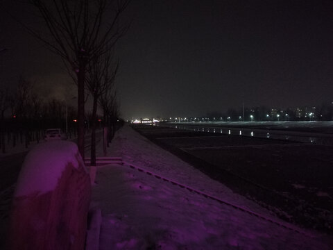 夜色中覆雪的河岸