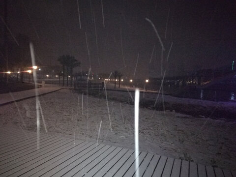 夜雪覆盖的寂静广场