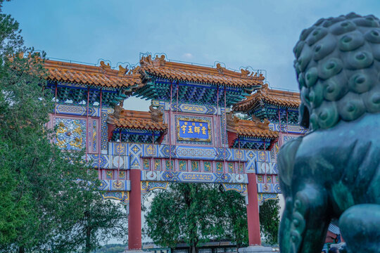 北京颐和园佛香阁牌楼铜狮子