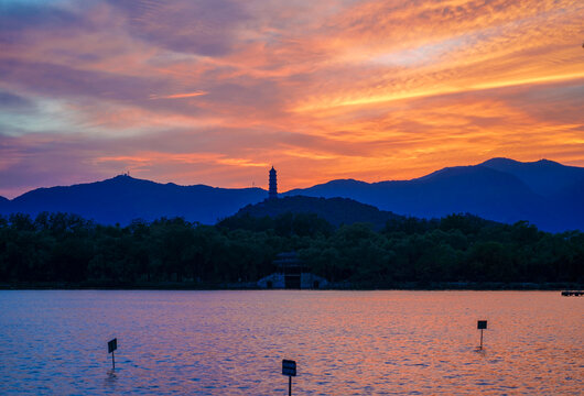 北京颐和园晚霞落日湖面山峰