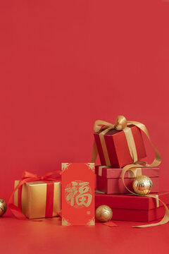 红包与礼品盒新春红色背景