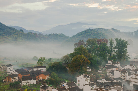 婺源石城村的薄雾