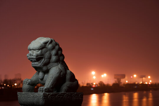 夜景下的卢沟桥石狮子