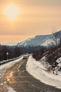 冬季森林公路积雪太阳