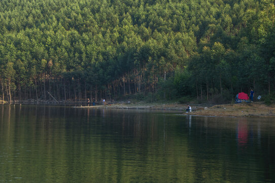 湖边垂钓休闲风景