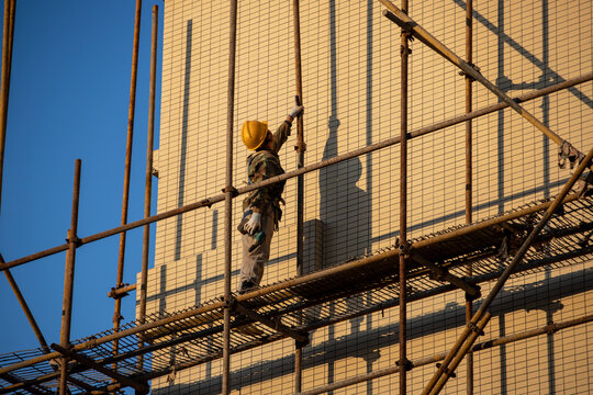 正在劳作的建筑工人