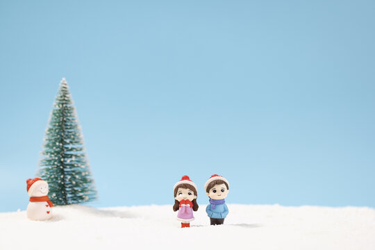 雪地上的情侣冬季创意图片