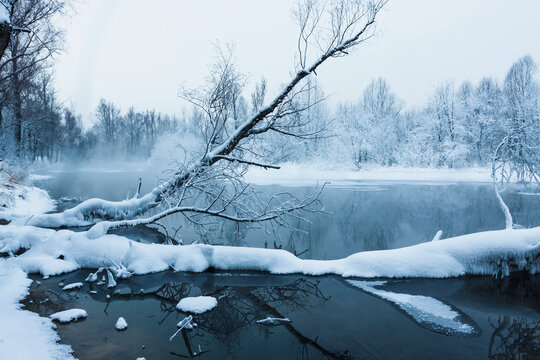 冬天河流雾凇积雪