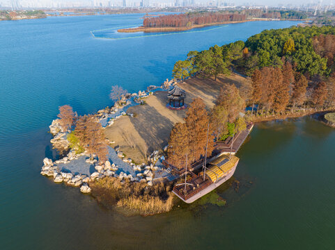 武汉东湖落雁岛风景区深秋风