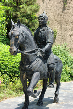 骑马的士兵雕塑