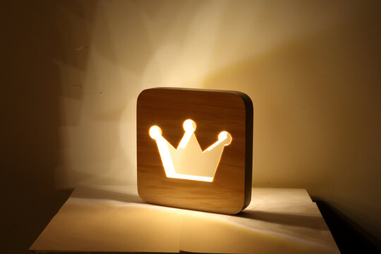 皇冠侧面镂空木艺LED小台灯