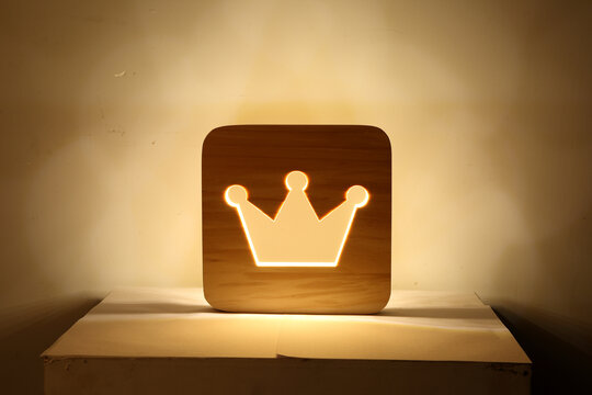 皇冠镂空木艺LED小台灯