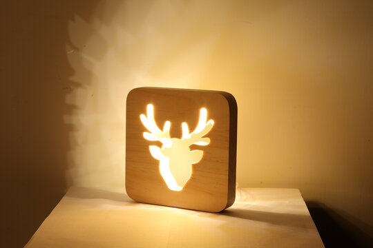小鹿镂空木艺LED小台灯