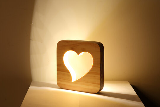 心形镂空木艺LED小台灯