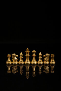 国际象棋金色棋子倒影图