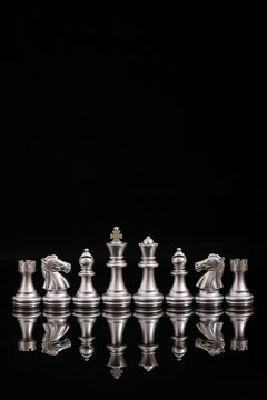 国际象棋银色棋子背景