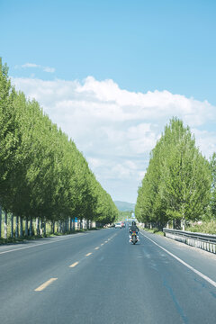 省道公路上骑摩托的人