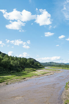 夏季蓝天白云下河流河道