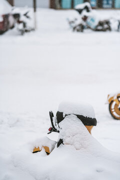 冬天白雪积压的共享电车