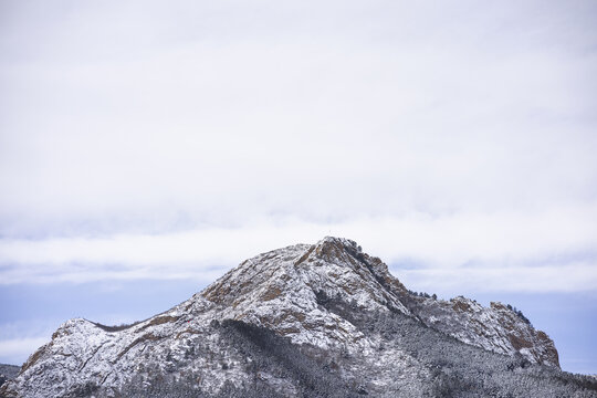 冬天雪后积雪皑皑的山峰