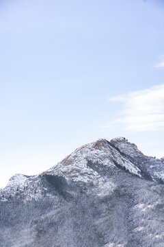 冬季户外远山白雪堆积