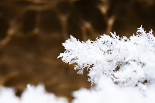 冬天河面结满冰晶雪花