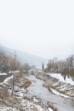 冬天雪中的河流河道