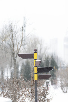 冬天白雪覆盖的路牌