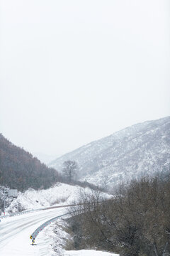 冬天大雪中的山路