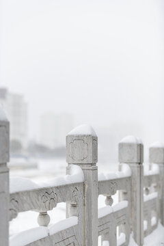 冬天大雪覆盖的河道护栏